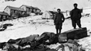 alpini skiatori in tenuta mimetica caduti in azione sul fronte dell'Adamello, allineati presso il villaggio militare di Passo della Lobbia Alta (3020m s.l.m.) 