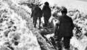 trasporto di un ferito su barella munita di sci, in arrivo presso il villaggio militare di Passo Garibaldi (3190m s.l.m. ca.)